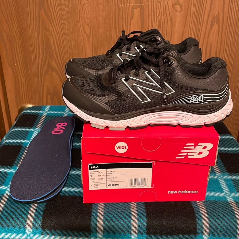 New Balance 840, Black Mint Green Walking Shoes, Size 9 Wide